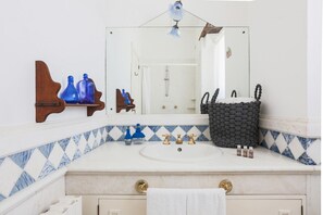 Een bad/douchecombinatie, gratis toiletartikelen, een haardroger