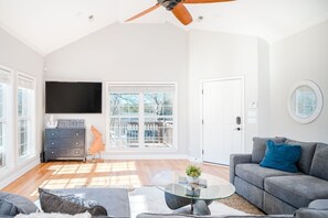 Smart TV, books - Coventry Cove Lakefront House (Troutman)