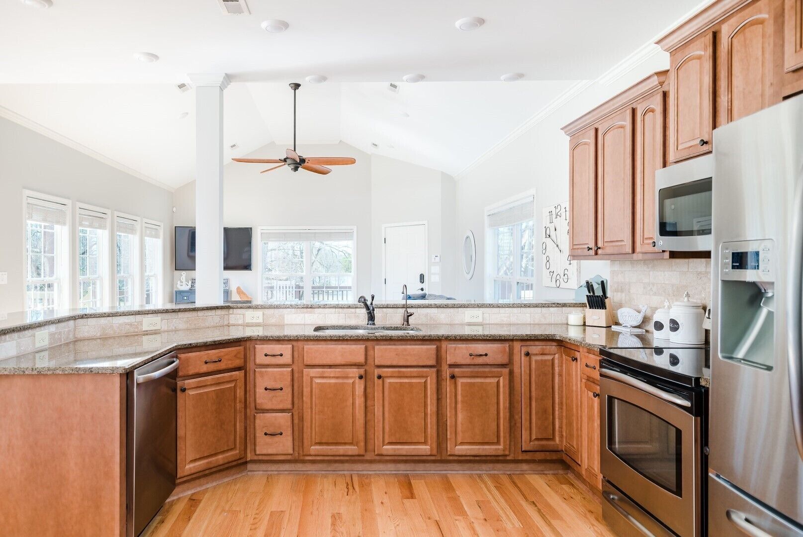 Jääkaappi, mikroaaltouuni, uuni, liesi