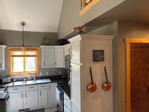 Fridge, microwave, oven, stovetop - Zephyr Cabin - near Granby Ranch and Winterpark LN7514 (Granby)