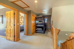 4 bedrooms, desk, iron/ironing board, travel crib - Zephyr Cabin - near Granby Ranch and Winterpark LN7514 (Granby)
