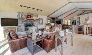 Televisión y chimenea 