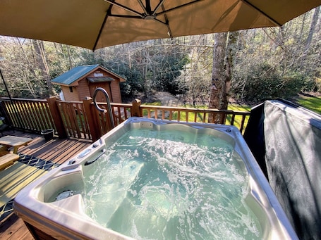 Outdoor spa tub. Relax and Unwind at the Creekside Cottage! Near wineries & dog friendly.