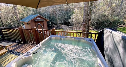 Relax and Unwind at the Creekside Cottage! Near wineries & dog friendly.