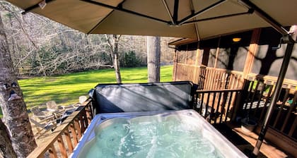 Relax and Unwind at the Creekside Cottage! Near wineries & dog friendly.