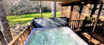 Relax and Unwind at the Creekside Cottage! Near wineries & dog friendly.