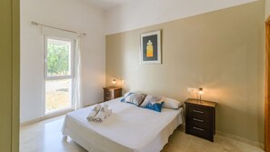 3 slaapkamers, een strijkplank/strijkijzer, reisbedje, wifi