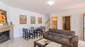 Een televisie en een open haard