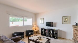 Een televisie en een open haard