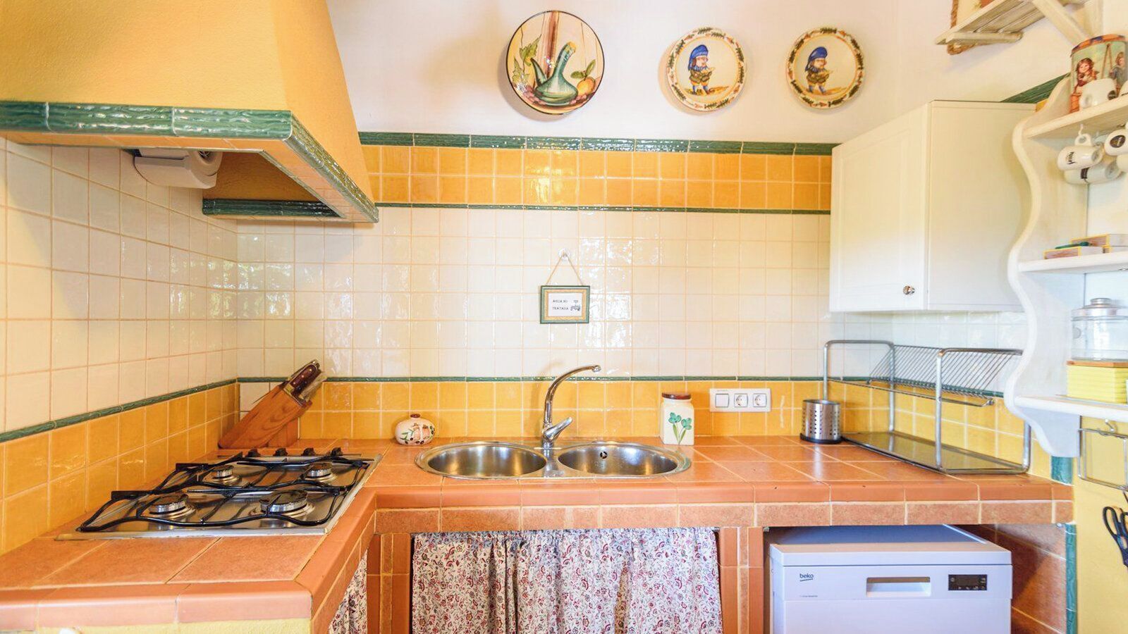 Cafetière/bouilloire, réfrigérateur, micro-ondes, plaque de cuisson