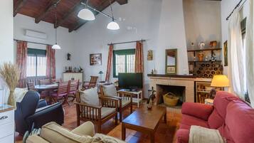 Una televisión, una chimenea, un reproductor estéreo