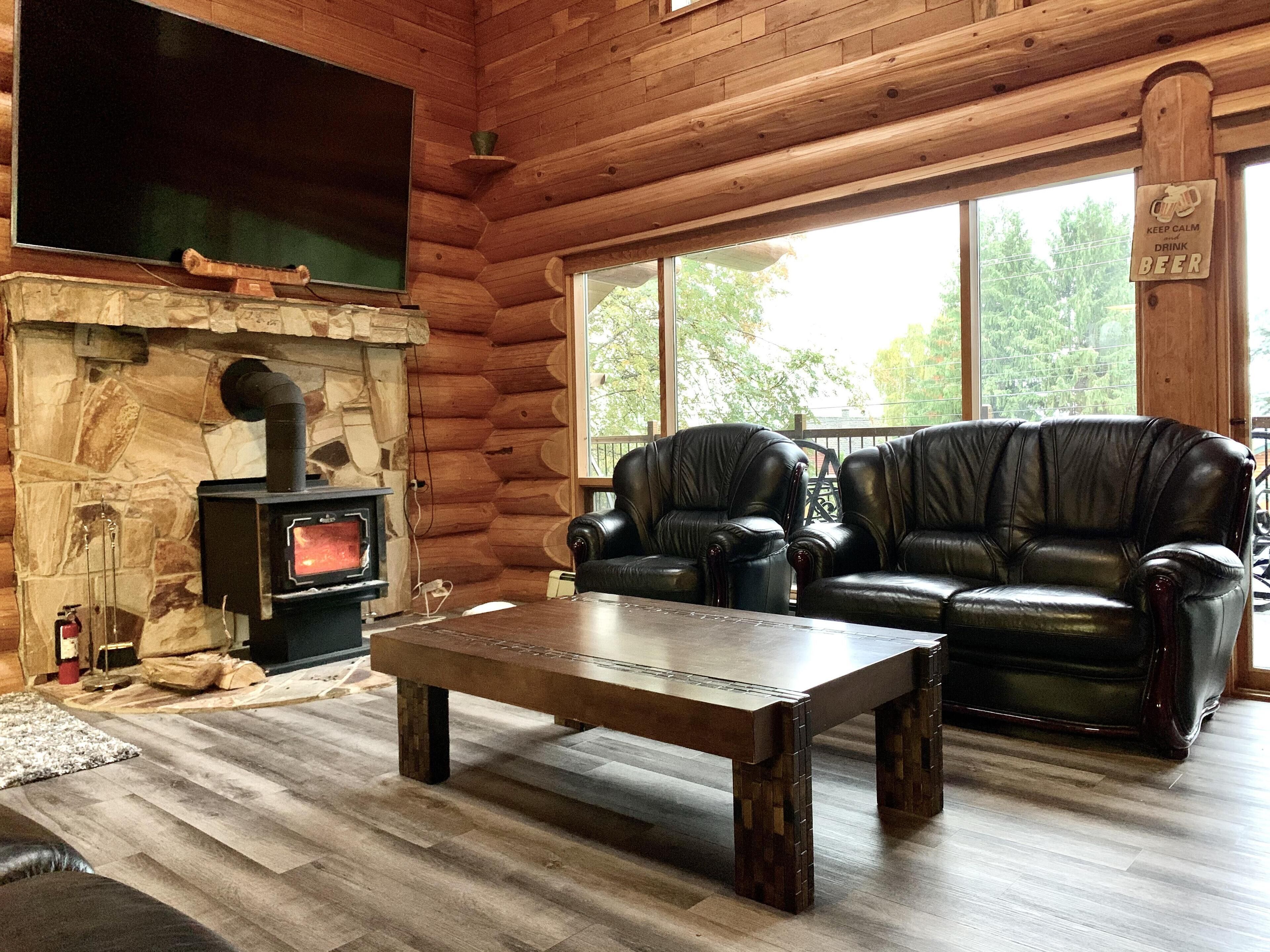 Magna Bay Hideaway- Semi Waterfront - Shuswap Vacations and Sledding Accommodation