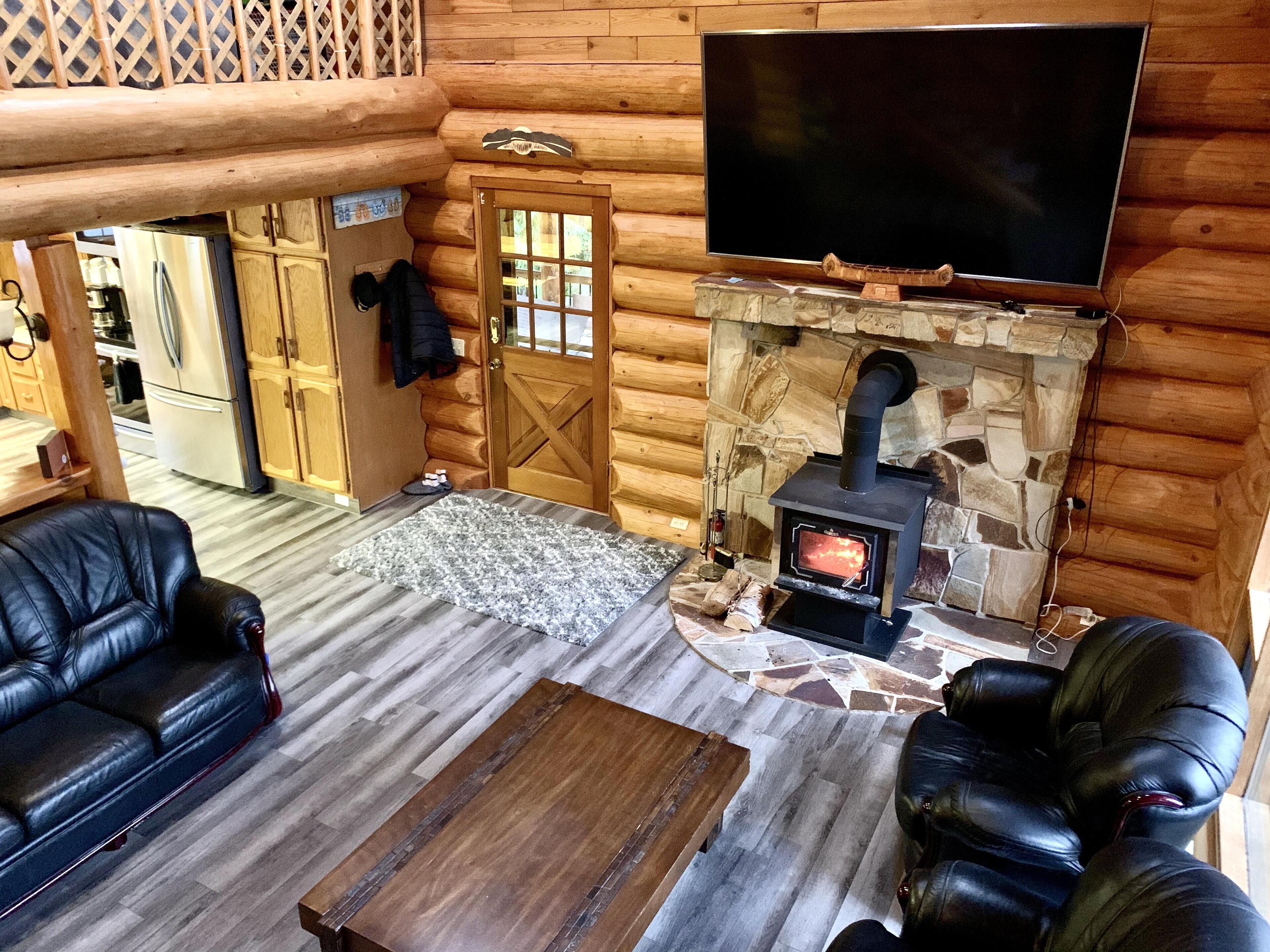 Magna Bay Hideaway- Semi Waterfront - Shuswap Vacations and Sledding Accommodation
