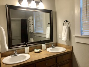 Duschwanne, Haartrockner, Handtücher, Seife