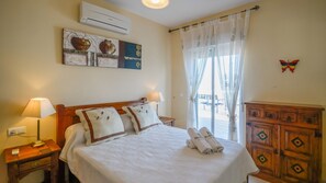 3 slaapkamers, een strijkplank/strijkijzer, reisbedje, wifi