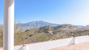 Eine Terrasse mit Blick auf eine Berglandschaft.