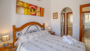3 habitaciones, tabla de planchar con plancha, cuna de viaje y wifi