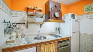 Coffee/tea maker, fridge, microwave, oven - Cortijo los Chinos Órgiva by Ruralidays (Granada)