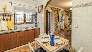 Fridge, microwave, oven, stovetop - Villa Godoy Periana by Ruralidays (Málaga)