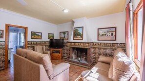 TV, peis, DVD-spiller og stereoanlegg