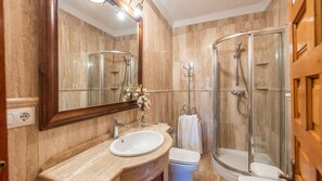 Shower, hair dryer - Casa La Fresneda Ubrique by Ruralidays (Cádiz)