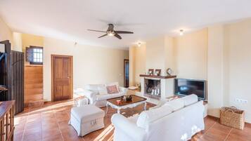 Een televisie en een open haard