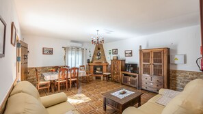 Een televisie en een open haard