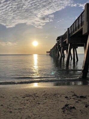 Una playa cerca, sillas reclinables de playa, toallas de playa