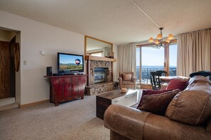 Fernseher, Kamin, DVD-Player