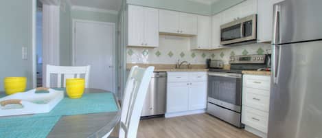 ثلاجة، ميكروويف، فرن، موقد طهي مسطح