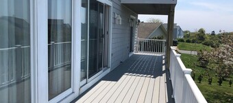Beautiful and Spacious 5 bedroom 3 1/2 bath. In the village of Pt. Judith.