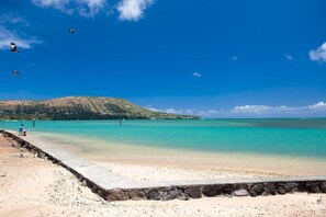 Playa en los alrededores, camastros y toallas de playa 