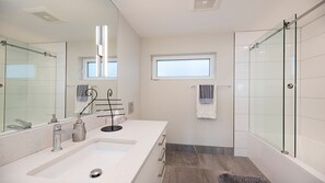 Combined shower/tub, hair dryer, towels, toilet paper - Orca View Suite 10 Mile Point (Victoria)