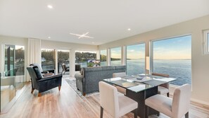 Interior - Orca View Suite 10 Mile Point (Victoria)