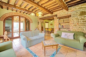 Fernseher, Kamin, DVD-Player, Stereoanlage