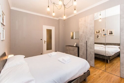 Very new apartment equipped with large terrace and totally renovated, able to comfortably accommodate up to 3 people. The flat is located in the quiet Parella district, a very green and well served area: the MM Pozzo Strada stop is only 400m away and all