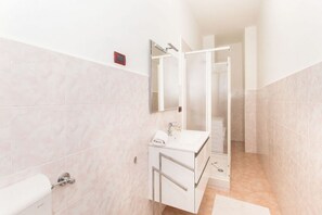 Shower, hair dryer, bidet, towels