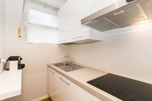 Fridge, microwave, oven, stovetop - GuestHost - Very new apartment equipped with large terrace and totally renovated, able to comfortably accommodate up to 3 people. The flat is located in the quiet Parella district, a very green and well served area: the MM Pozzo Strada stop is only 400m  (Torino)