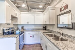 Fridge, microwave, oven, stovetop - Ocean Jewels 2 - Overlooks Margaritaville (Fort Myers Beach)