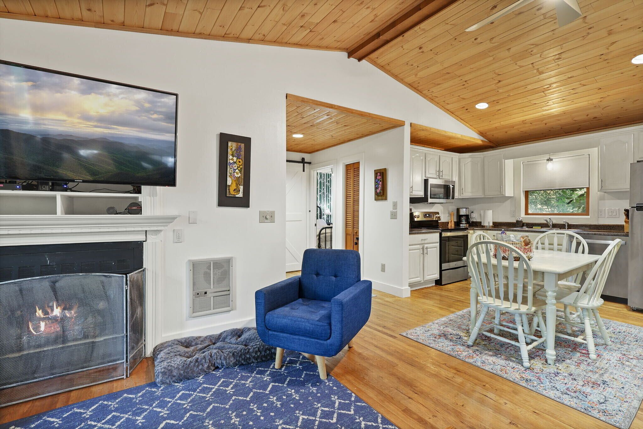 “Take a Hike” Cozy, Pet Friendly Charter Hills Private Home with hot tub 