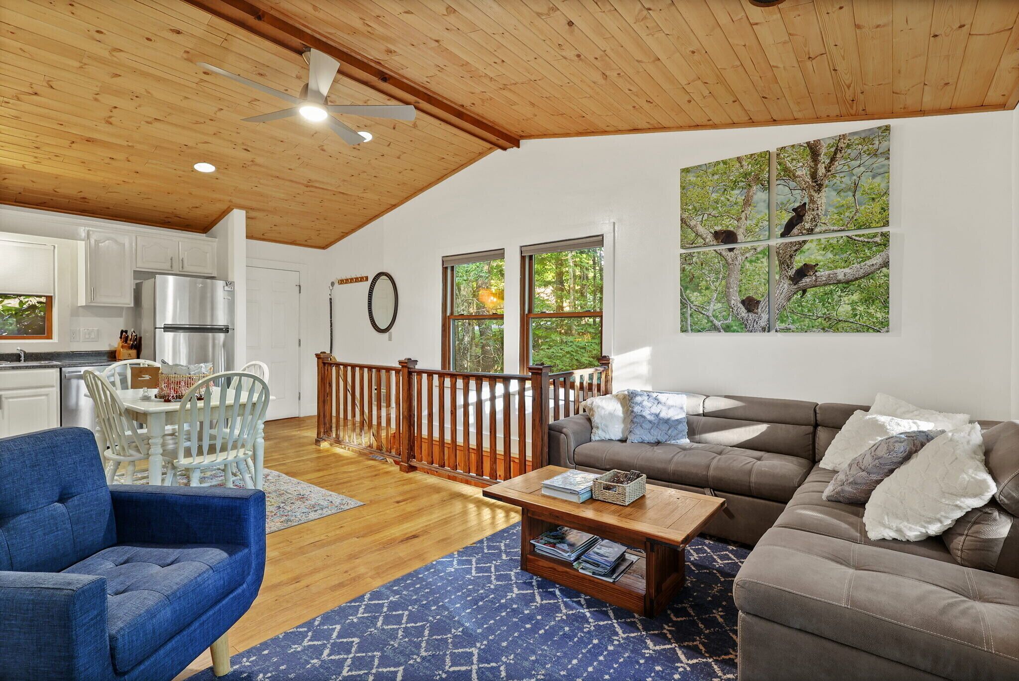 “Take a Hike” Cozy, Pet Friendly Charter Hills Private Home with hot tub 