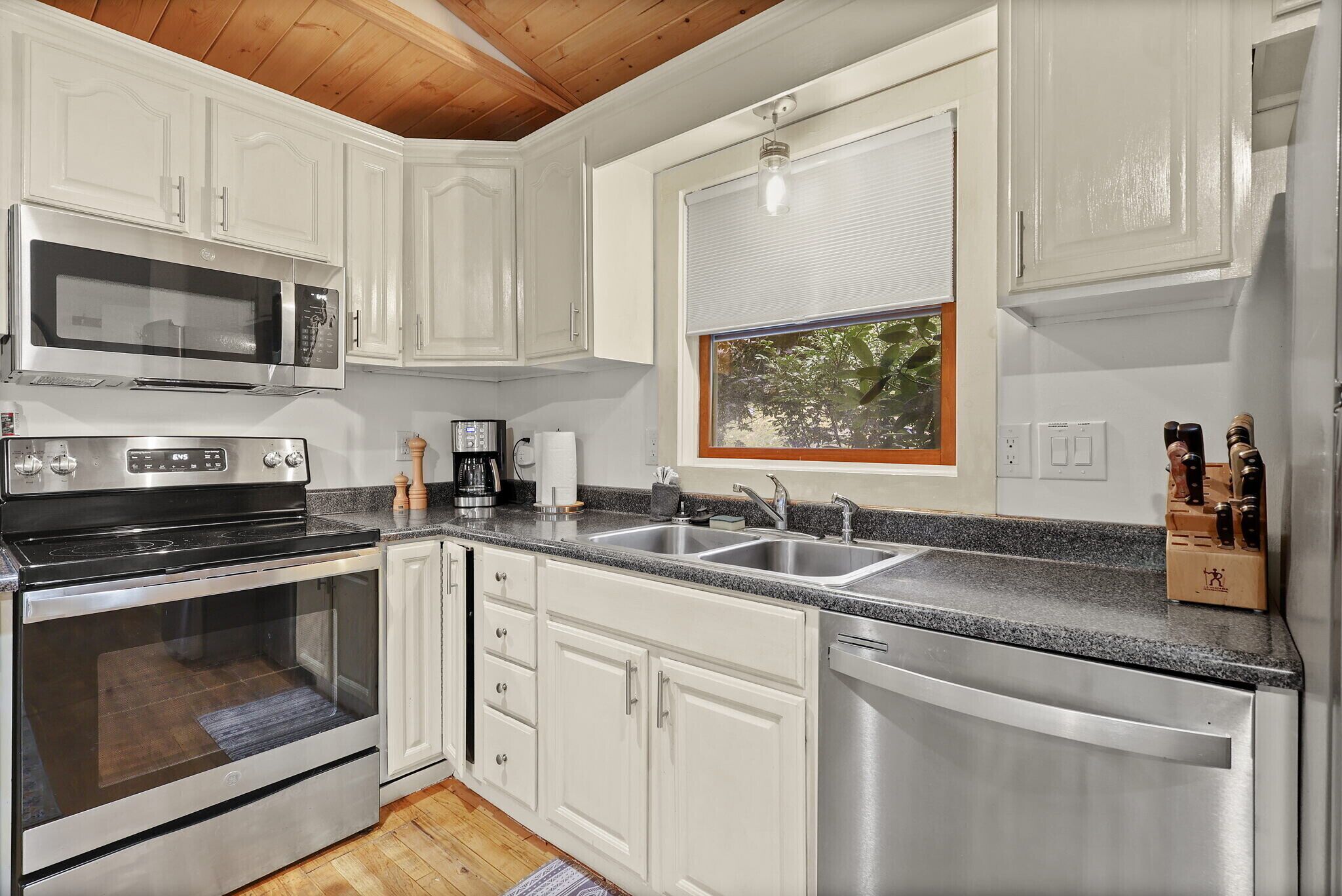 “Take a Hike” Cozy, Pet Friendly Charter Hills Private Home with hot tub 