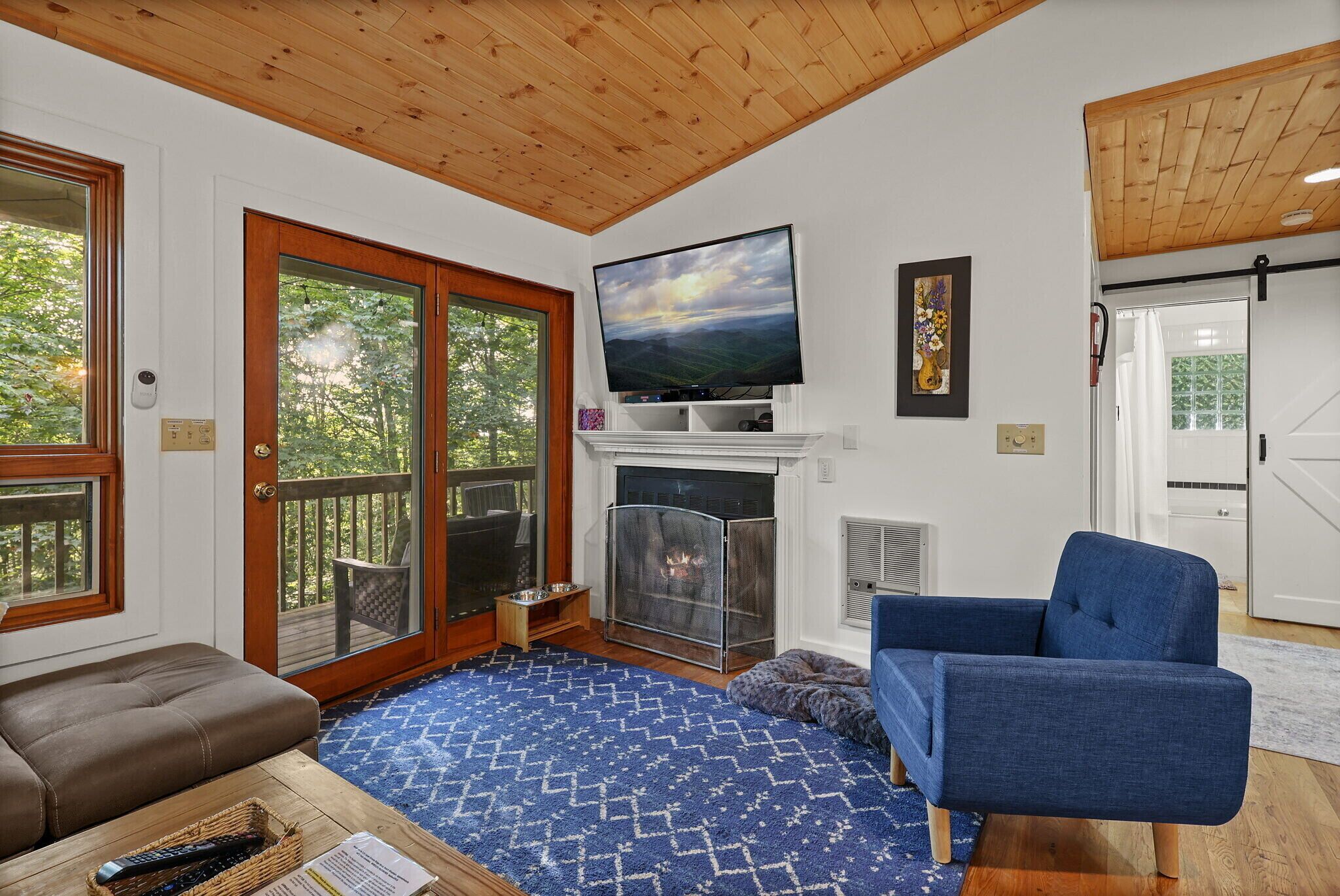 “Take a Hike” Cozy, Pet Friendly Charter Hills Private Home with hot tub 