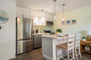 Fridge, microwave, oven, stovetop - MSS 713 Charming 1BD Near Beach (Lahaina)