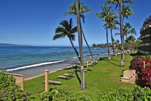 Beach nearby, sun-loungers, beach towels