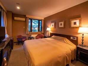 Dobbeltrom – superior | Safe på rommet og skrivebord