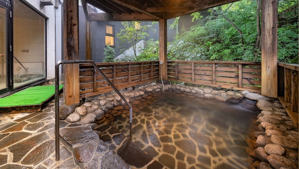 A stone hot spring with wooden railings and a wooden ceiling. - Appi Kogen Mori no Hotel (Hachimantai)