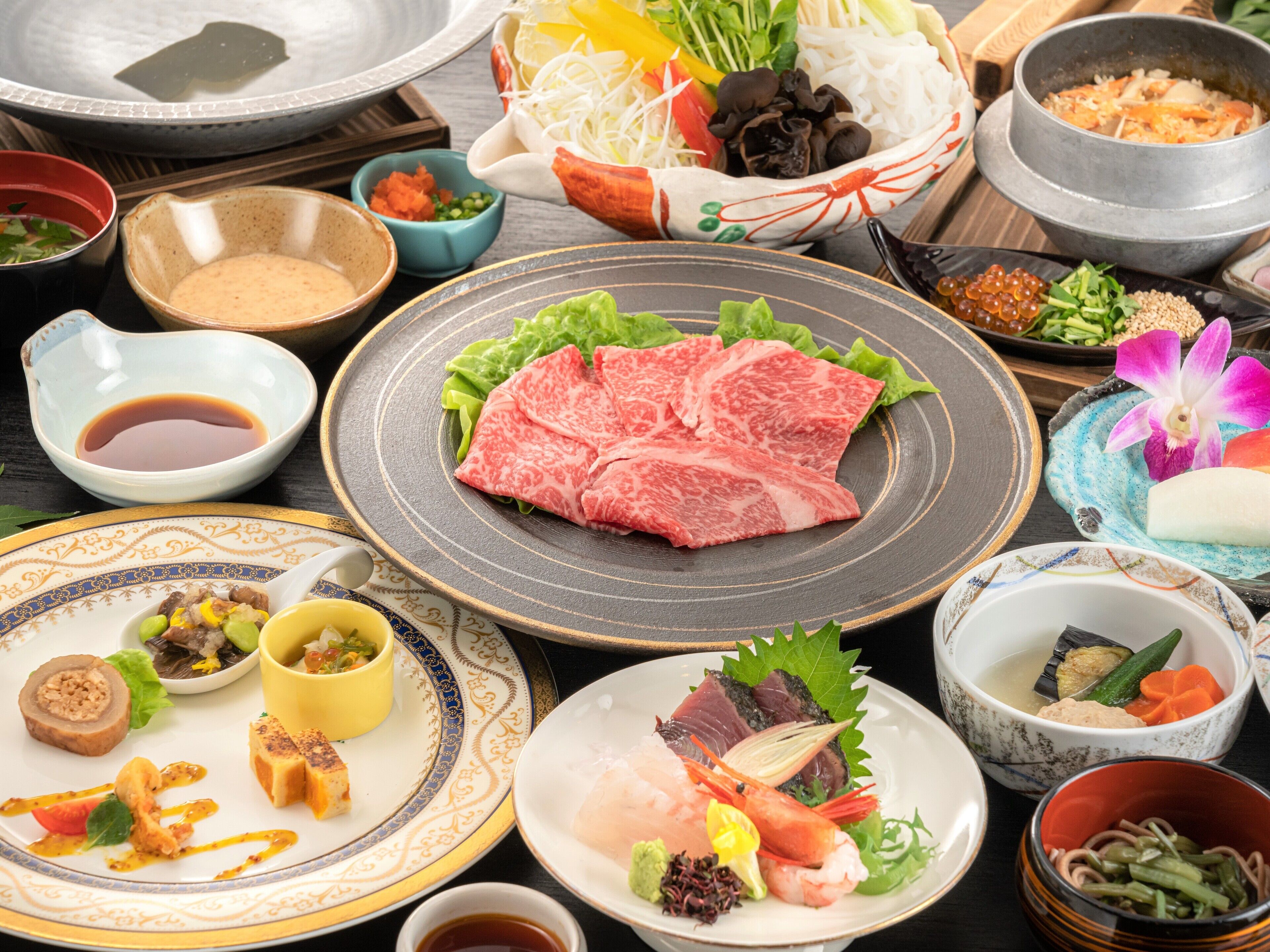 Diverse gerechten, waaronder rauw vlees, zeevruchten en groenten, wat wijst op een Japanse eetervaring.