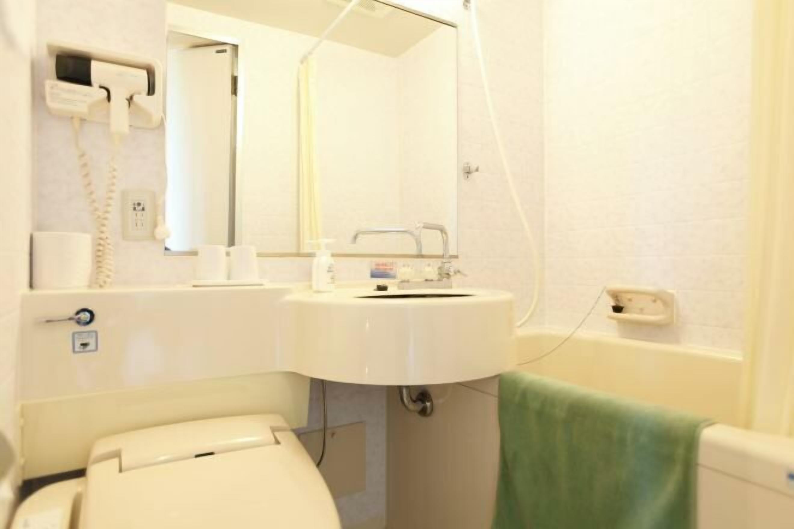 Kylpyhuone | WC-istuin sähköisellä bideellä, pyyhkeet