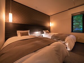 Premium kamer (Japanese Western) | Een kluis op de kamer, een bureau
